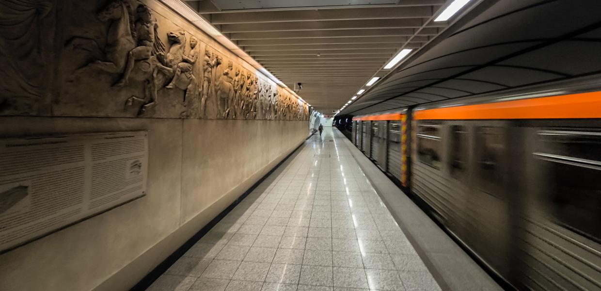 Συρμός περνά από το σταθμό μετρό ΑΚΡΟΠΟΛΗ