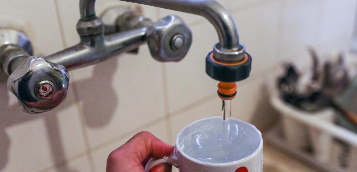 Νερό τρέχει από τη βρύση σπιτιού
