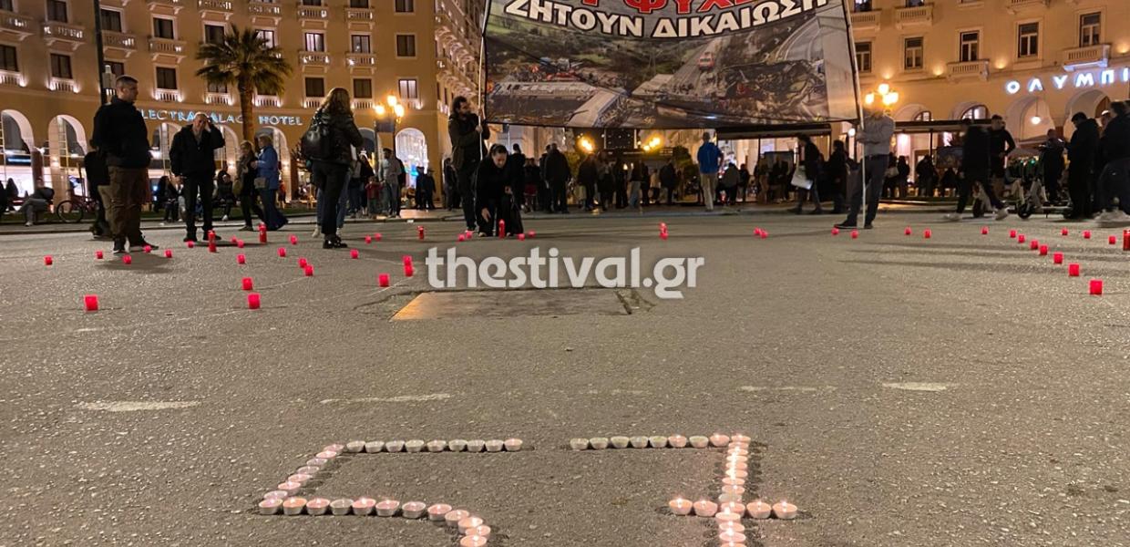 Κεριά στη μνήμη των θυμάτων των Τεμπών στην πλατεία Αριστοτέλους