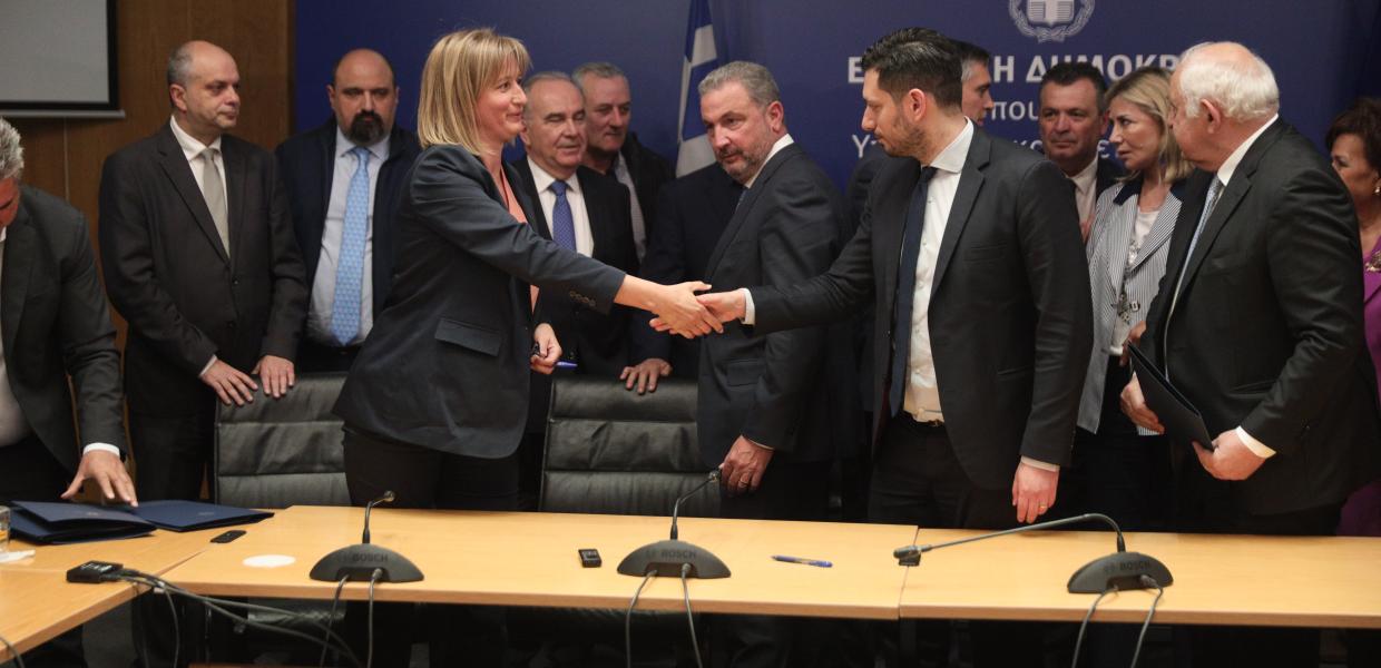 Ο Χρήστος Τριαντόπουλος σε υπογραφή σύμβασης