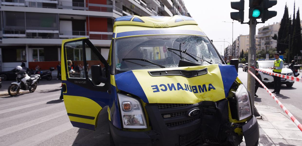 Τροχαίο με ασθενοφόρο στο Παγκράτι 