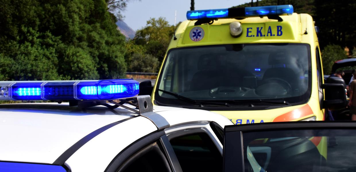 Περιπολικό και πίσω ασθενοφόρο του ΕΚΑΒ