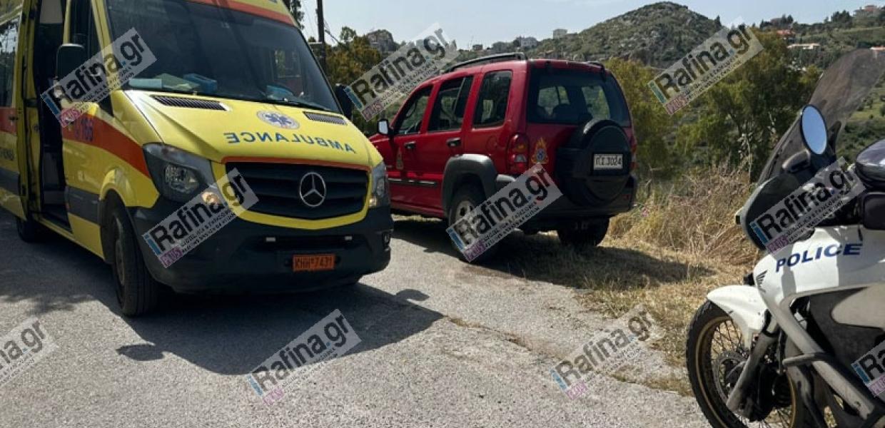 Ασθενοφόρο του ΕΚΑΒ και μηχανή της αστυνομίας