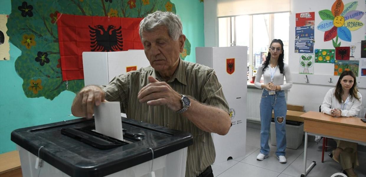 Ηλικιωμένος ψηφίζει σε εκλογικό κέντρο στην Αλβανία