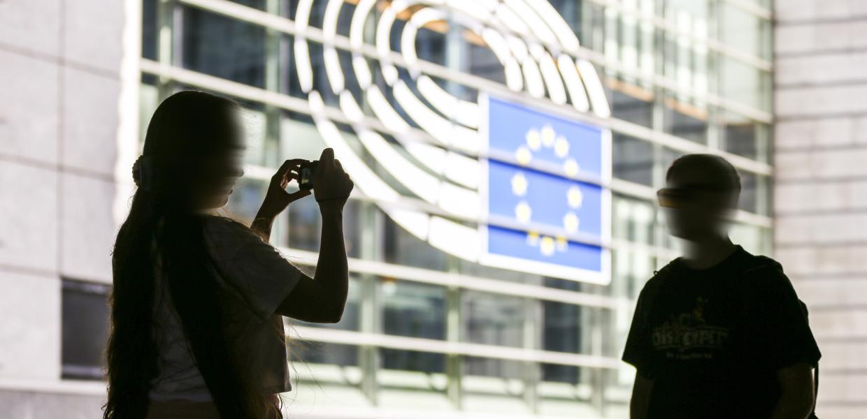 Κόσμος έξω από το Ευρωκοινοβούλιο στις Βρυξέλλες