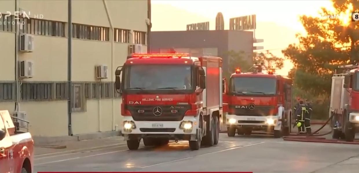 Πυροσβεστικά οχήματα σε κατάσβεση φωτιάς σε αποθήκη επιχείρησης στη Μάνδρα