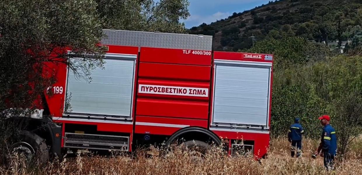 Πυροσβέστες επιχειρούν στην περιοχή Φοίνικας στα Σπάτα
