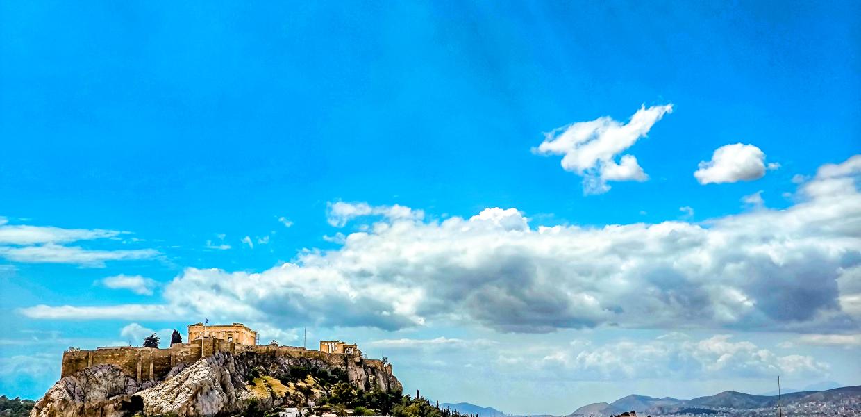 Ηλιόλουστος καιρός με συννεφιά πάνω από την Ακρόπολη