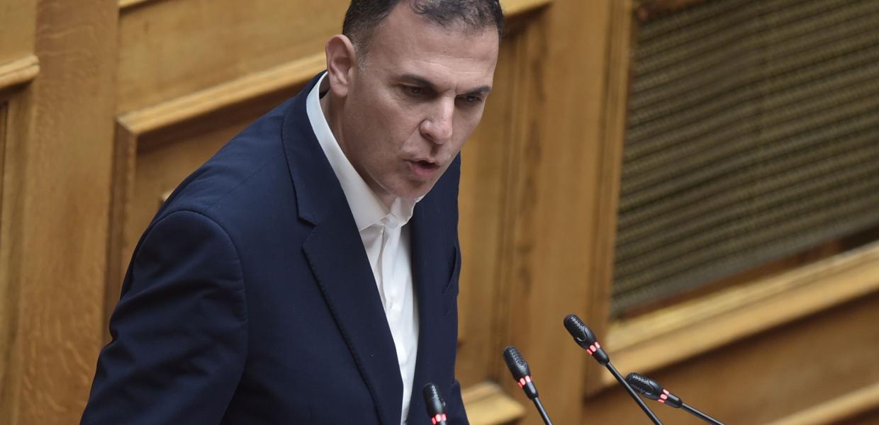 Ο Γιώργος Καραμέρος στο βήμα της Βουλής