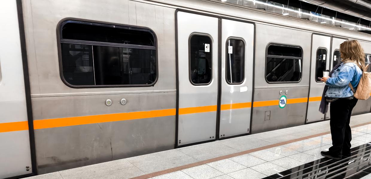 Συρμός σε αποβάθρα σταθμού μετρό
