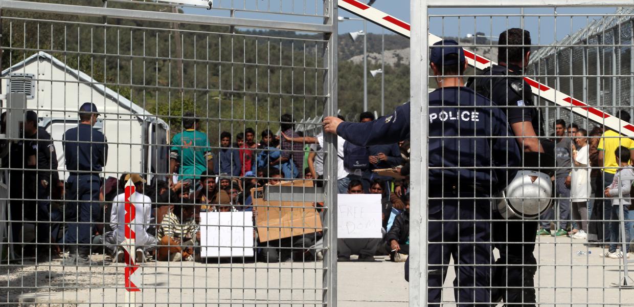 Κέντρο κράτησης προσφύγων και αστυνομικοί