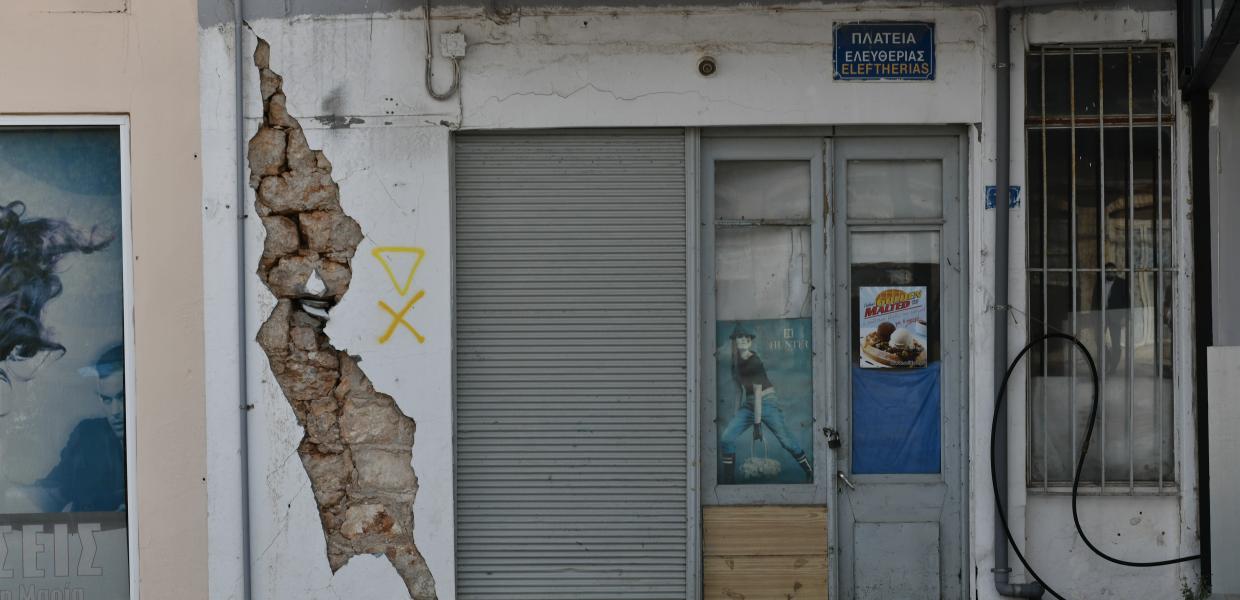 Ζημιές σε κτίριο από τον σεισμό στο Αρκαλοχώρι το 2021
