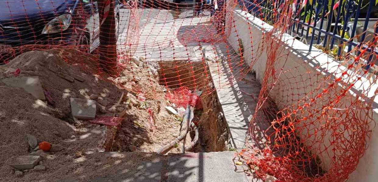 Τρύπα σε πεζοδρόμιο