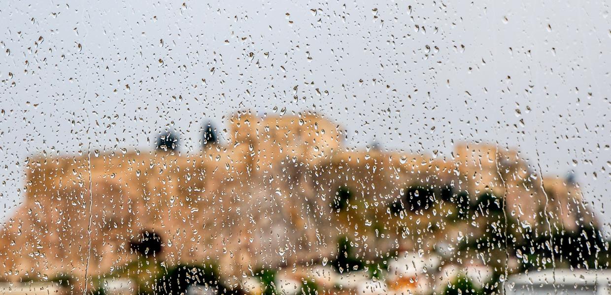 Η θέα της Ακρόπολης μέσα από τζάμι με βροχερό καιρό