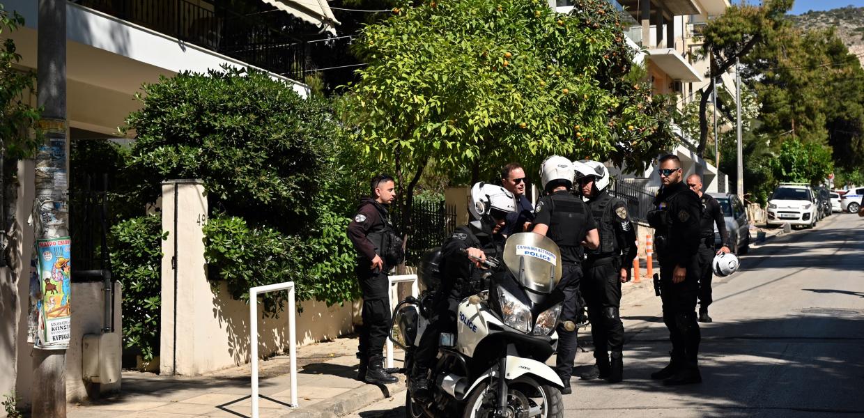 Αστυνομικοί με μηχανή έξω από σπίτι