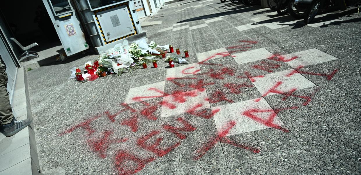 Μήνυμα για τη γυναικοκτονία της Κυριακ΄ξς Γρίβα έξω από το ΑΤ Αγίων Αναργύρων