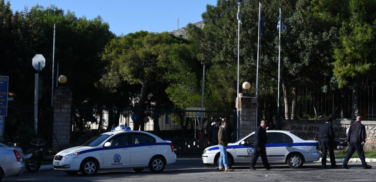 Περιπολικά της αστυνομίας έξω από το Δρομοκαΐτειο