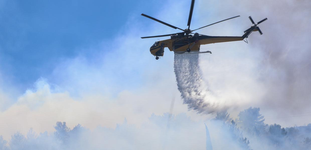 Ελικόπτερο της Πυροσβεστικής επιχειρεί κατάσβεση