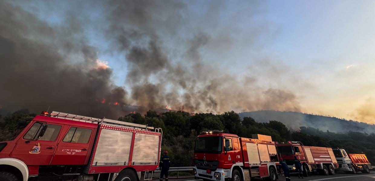 Πυροσβεστικά οχήματα και πυροσβέστες στη φωτιά του Άνω Πλατανίτη Ναυπάκτου