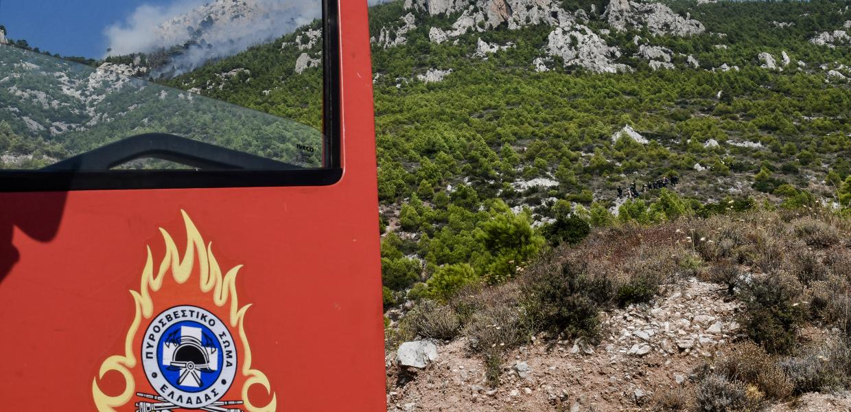 Καπνοί φωτιάς σε βουνό
