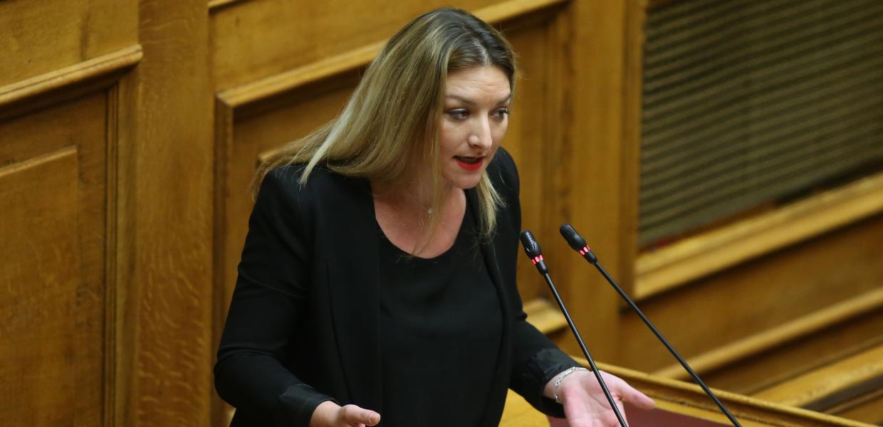 Η Νατάσα Γκαρά στο βήμα της Βουλής