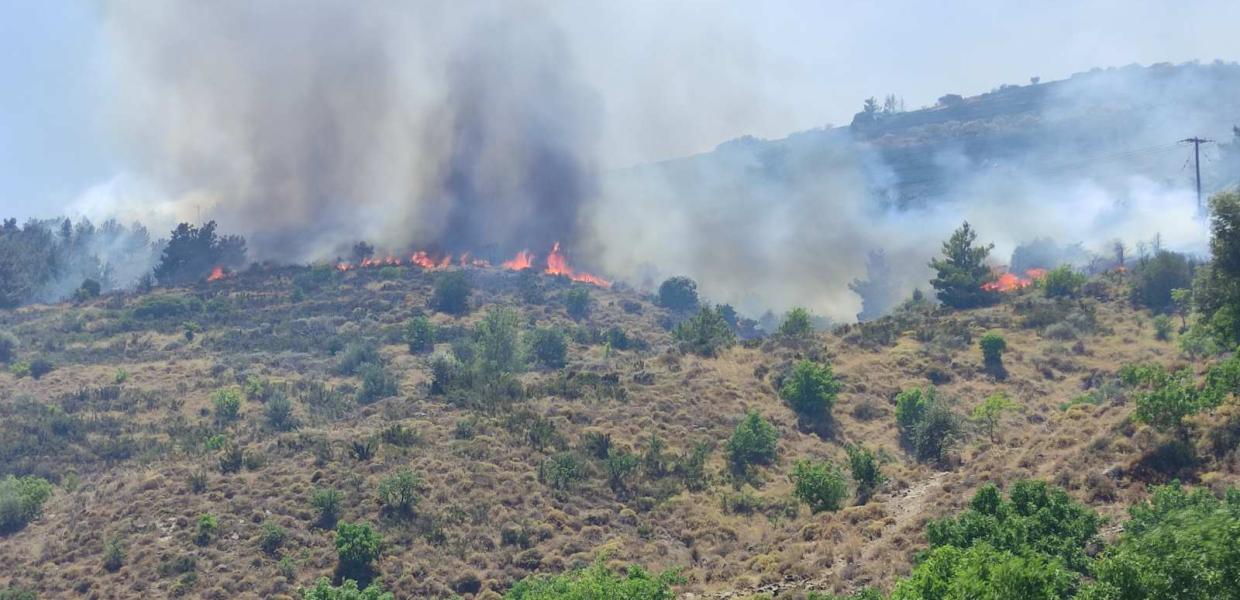 Φωτιά περιμετρικά της πόλης της Χίου