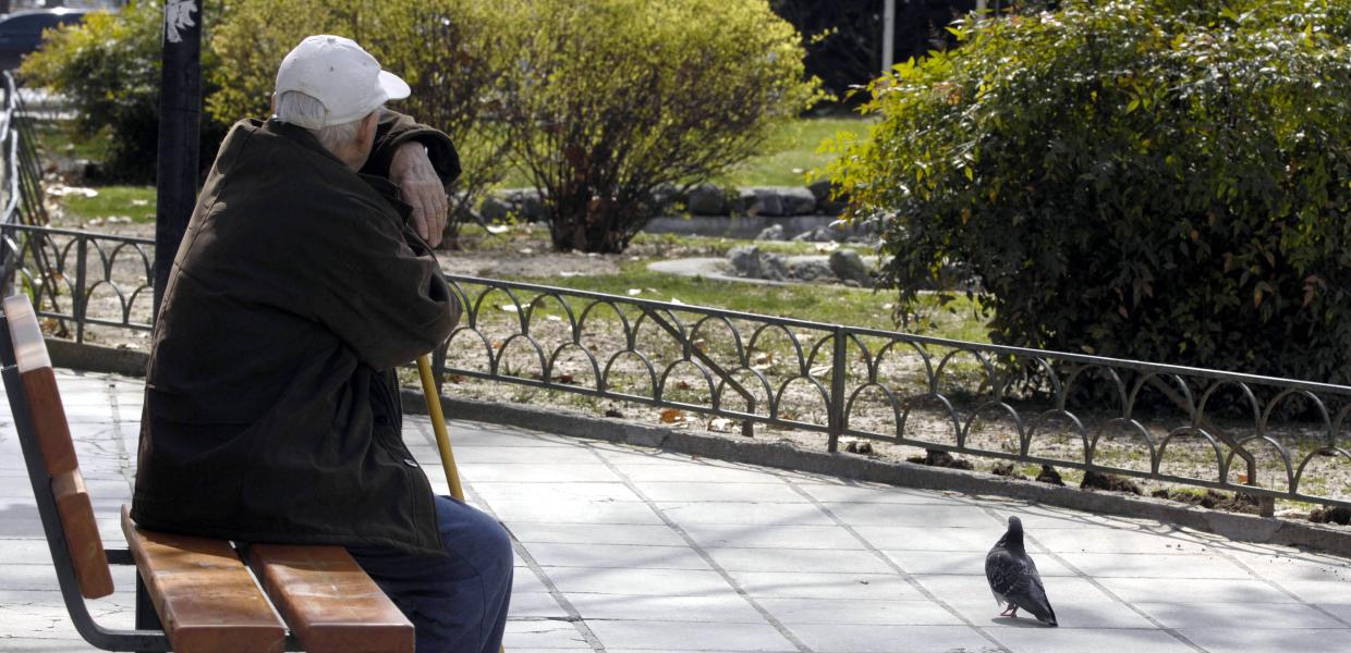 Ηλικιωμένος σε παγκάκι της κεντρικής πλατείας των Τρικάλων