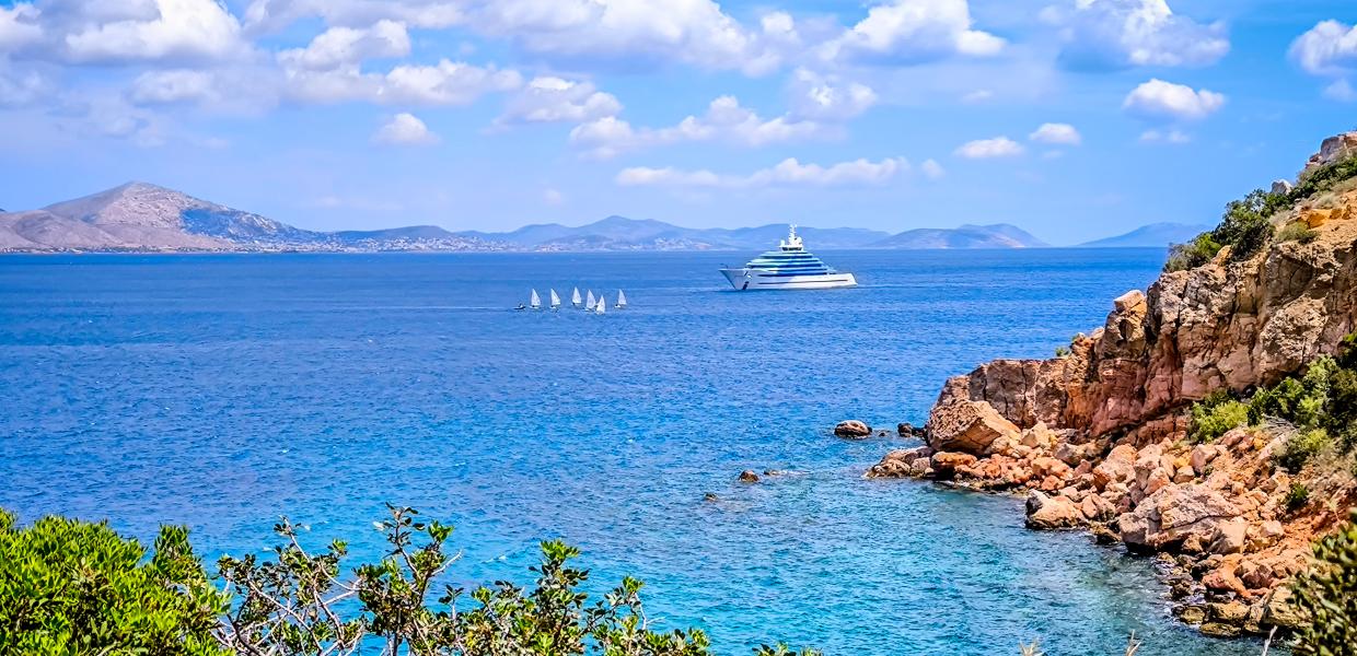 Ηλιοφάνεια σε ακτή στο Καβούρι Αττικής