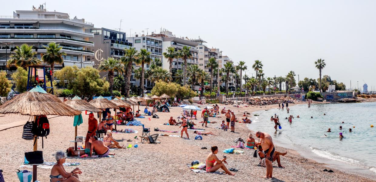 Λουόμενοι σε παραλία της Αττικής