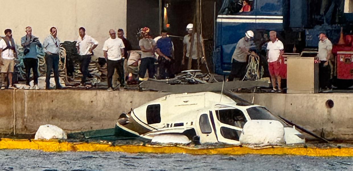 Ελικόπτερο στη θάλασσα