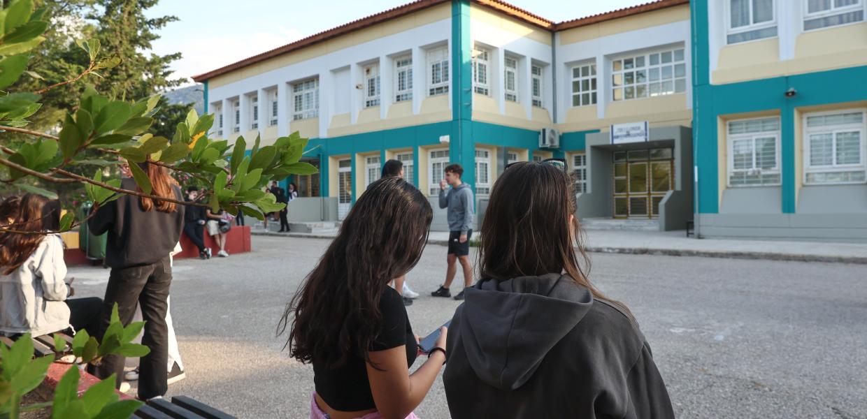 Μαθήτριες έξω από σχολείο