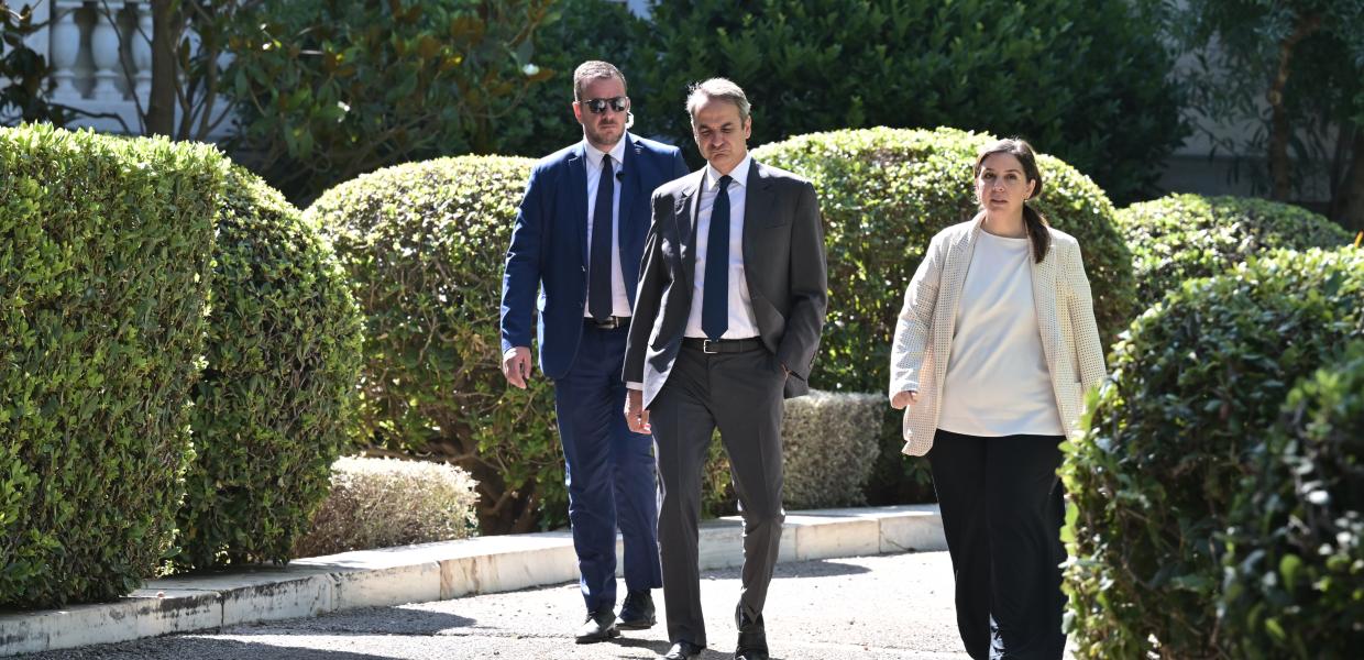 Ο Κυριάκος Μητσοτάκης έξω από το Προεδρικό Μέγαρο