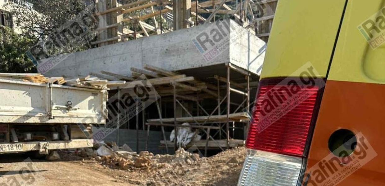 Ασθενόφορο στην οικοδομή που έχασε τη ζωή του ο 58χρονος