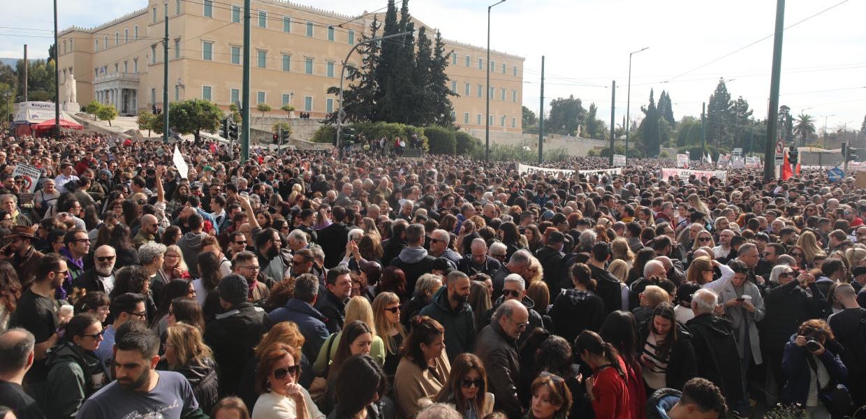Κόσμος έξω από τη Βουλή στην πλατεία Συντάγματος