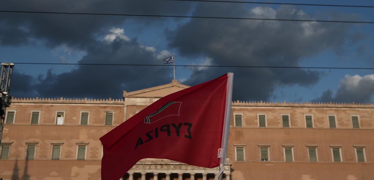 Σημαία ΣΥΡΙΖΑ μπροστά από Βουλή