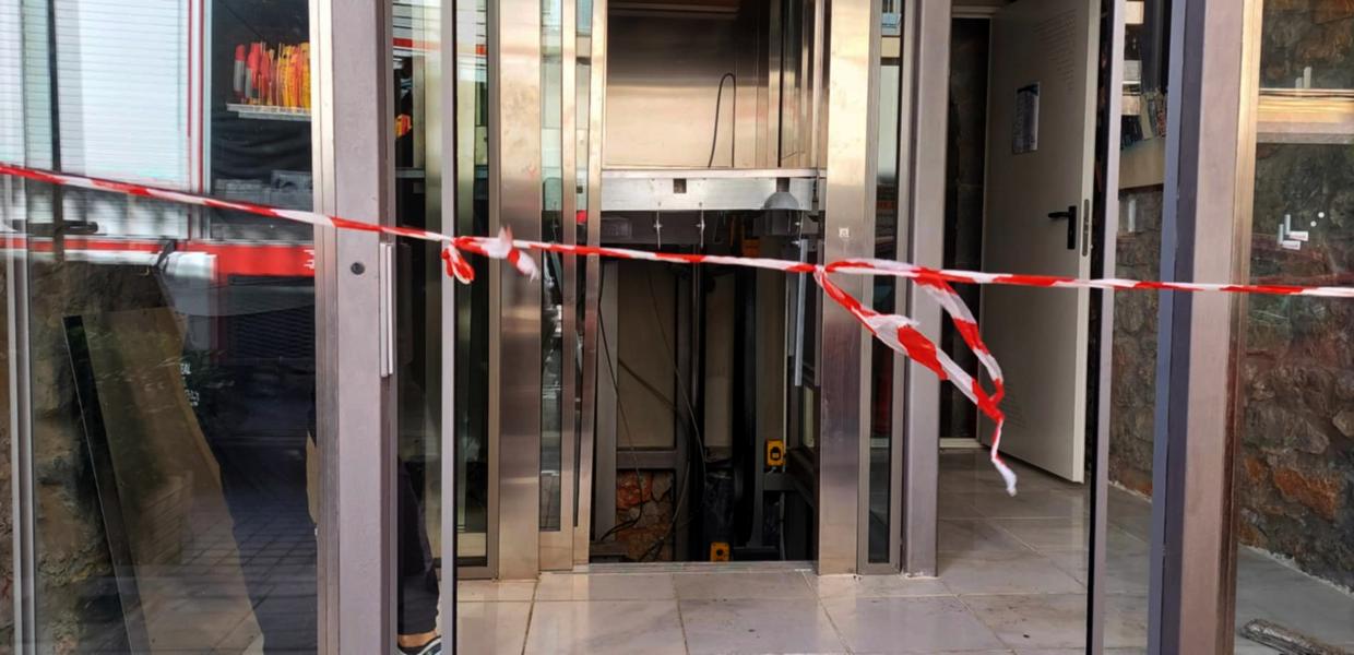 Κορδέλα μπροστά από την είσοδο ασανσέρ