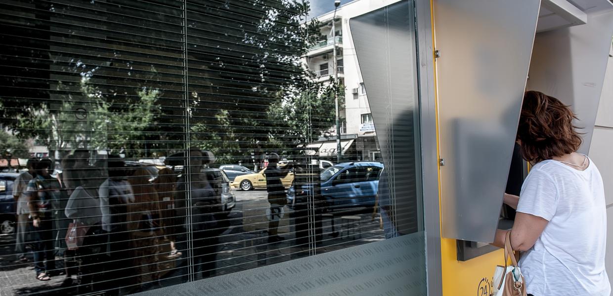 Γυναίκα σε ΑΤΜ της Τράπεζας Πειραιώς