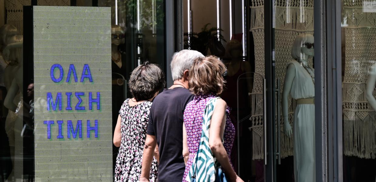Στιγμιότυπο από εμπορικό κατάστημα στην Αθήνα εν μέσω θερινών εκπτώσεων