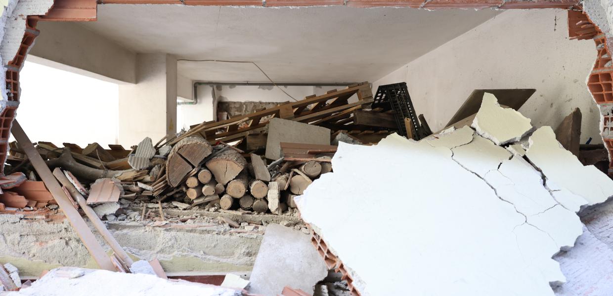 Σε πλήρη εξέλιξη η έρευνα για την έκρηξη εκρηκτικού μηχανισμού σε πολυκατοικία στις Συκιές