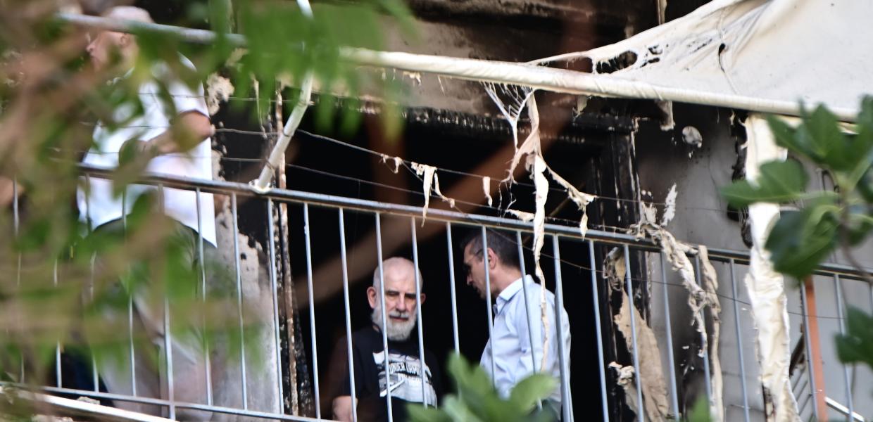Ο Πέτρος Φιλιππίδης στο μπαλκόνι