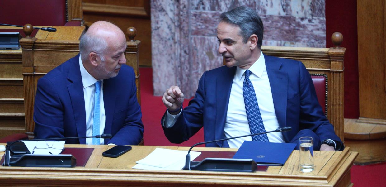 Γιώργος Φλωρίδης και Κυριάκος Μητσοτάκης στη Βουλή