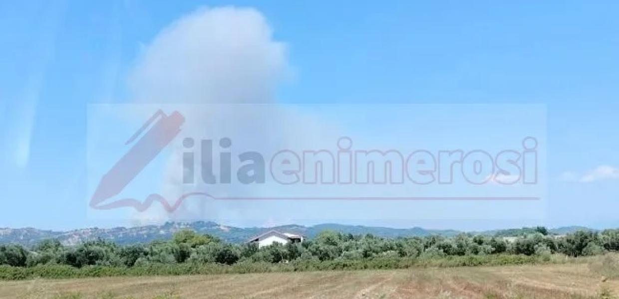 Ο καπνός της πυρκαγιάς στο Γεράκι όπως διακρίνεται από την περιοχή του Βούναργου Πύργου