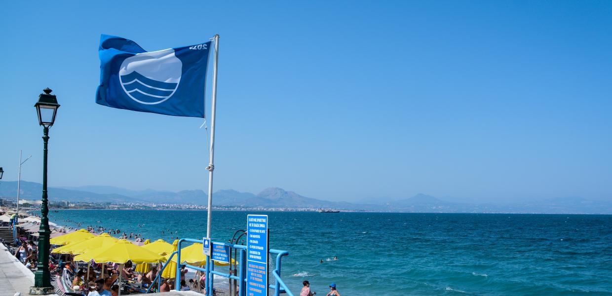 Γαλάζια σημαία σε παραλία