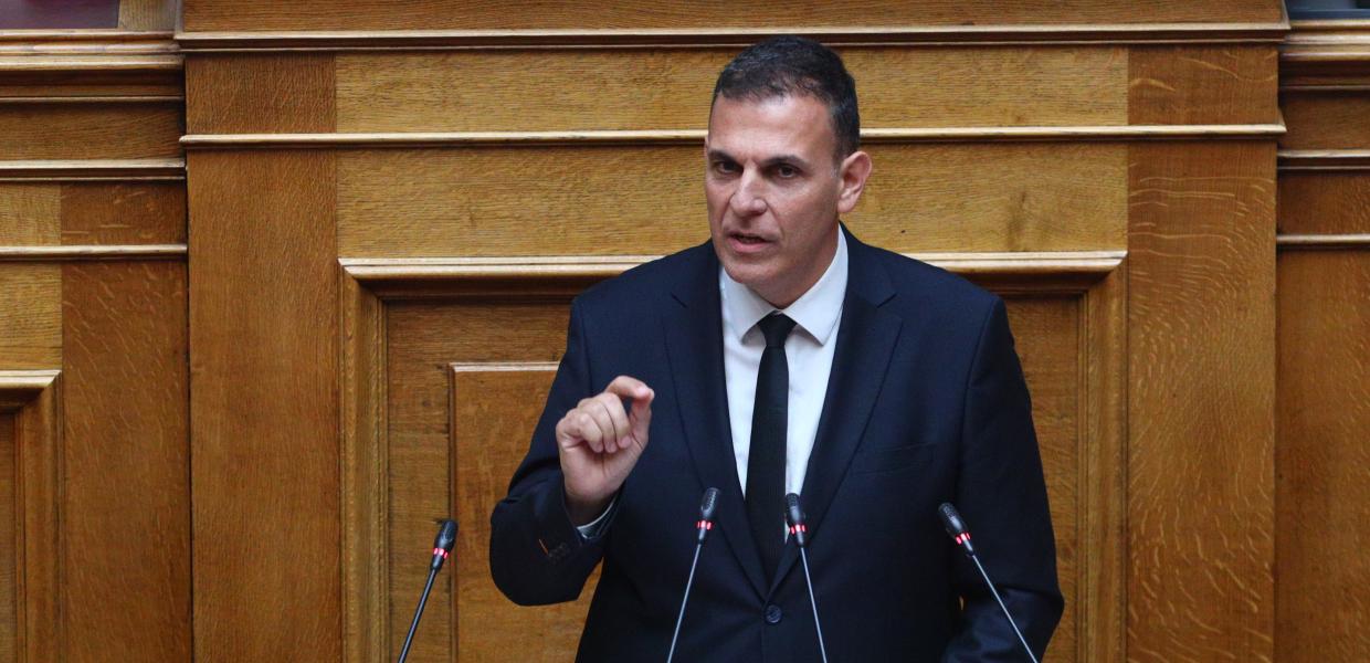 Ο Γιώργος Καραμέρος στη Βουλή