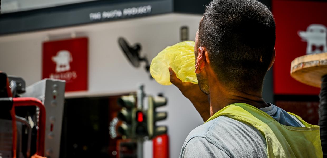 Εργαζόμενος πίνει νερό σε καύσωνα