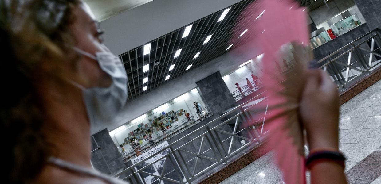 Γυναίκα με βεντάλια σε σταθμό του μετρό