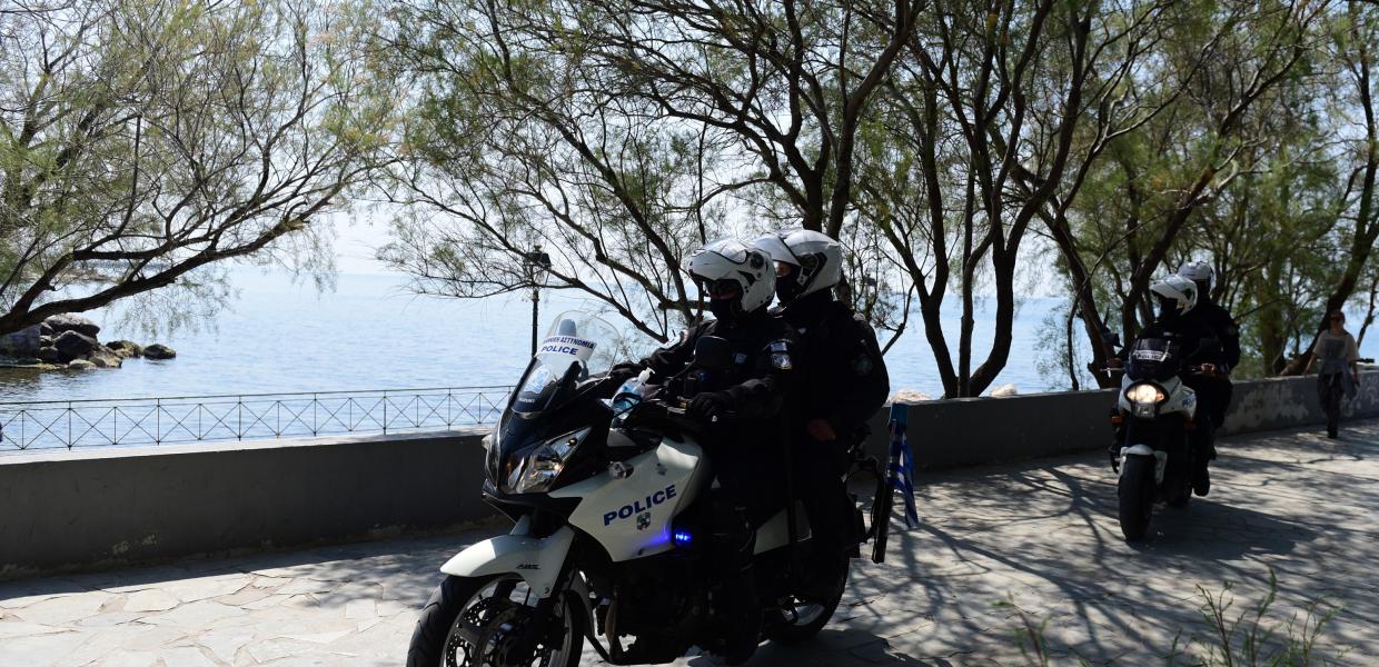 Αστυνομικοί μπροστά στη θάλασσα στο Παλαιό Φάληρο