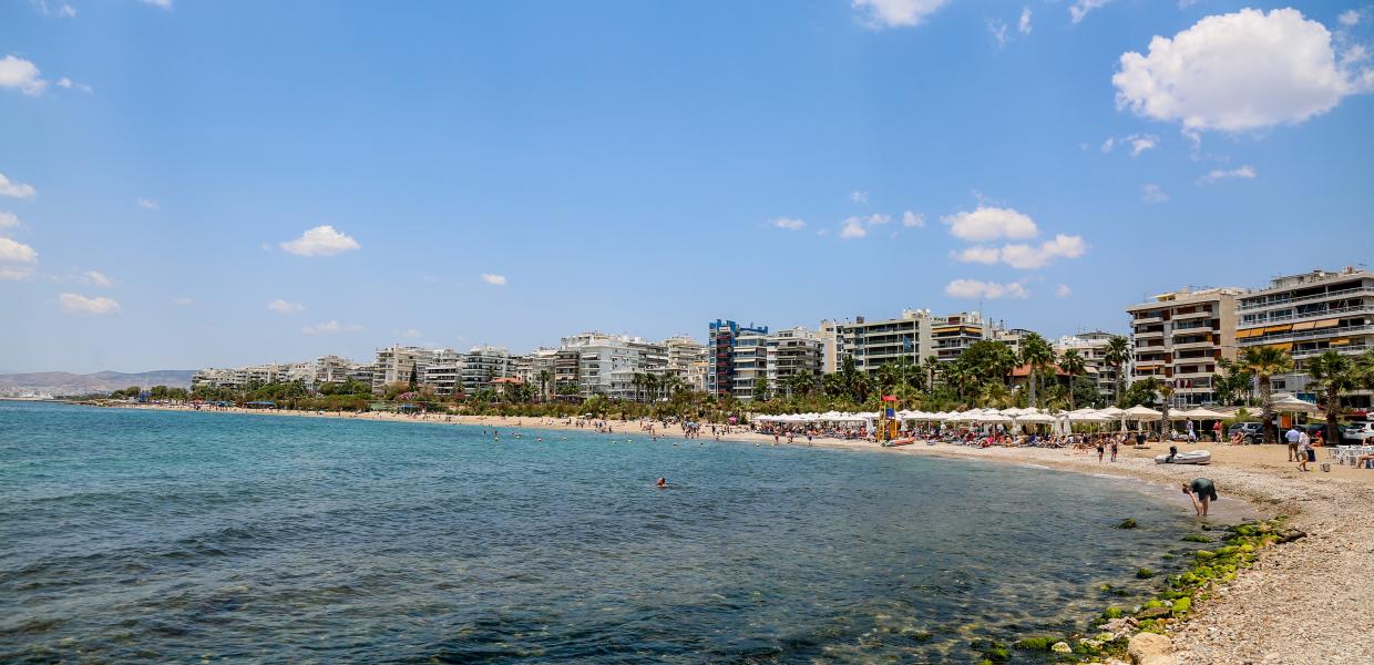 Κόσμος σε παραλία του Παλαιού Φαλήρου 