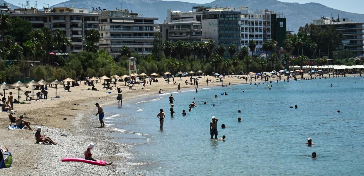 Κόσμος στις παραλίες της Αττικής