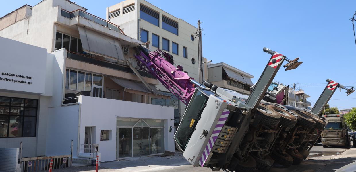Γερανοφόρο όχημα παρέσυρε καλώδια ηλεκτροδότησης και προσέκρουσε σε κατοικία στο Περιστέρι
